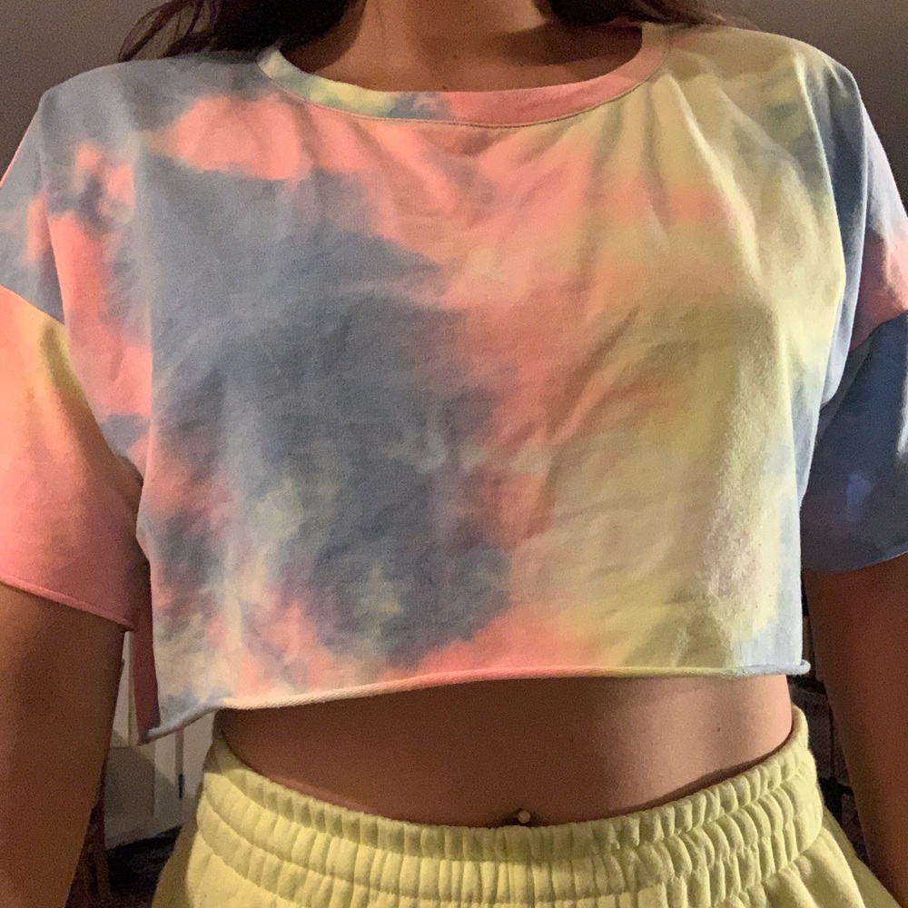Amazing and comfy cotton candy tie dye crop from Forever 21. Very lightly worn.